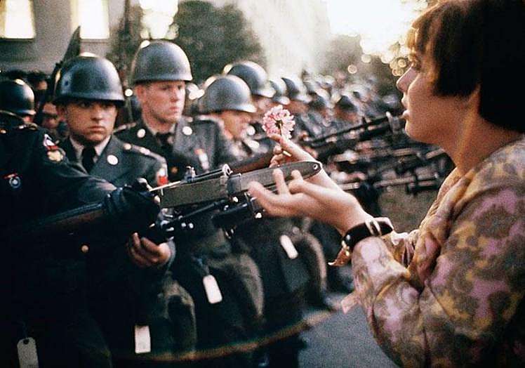 Fotografía realizada el 21 de octubre de 1967 por el fotógrafo Marc Riboud durante la Guerra de Vietnam.